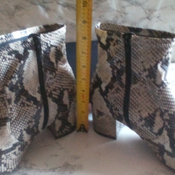 Time and Tru Women's Faux Snakeskin Heeled Ankle Boots Size 10 - Picture 3 of 10